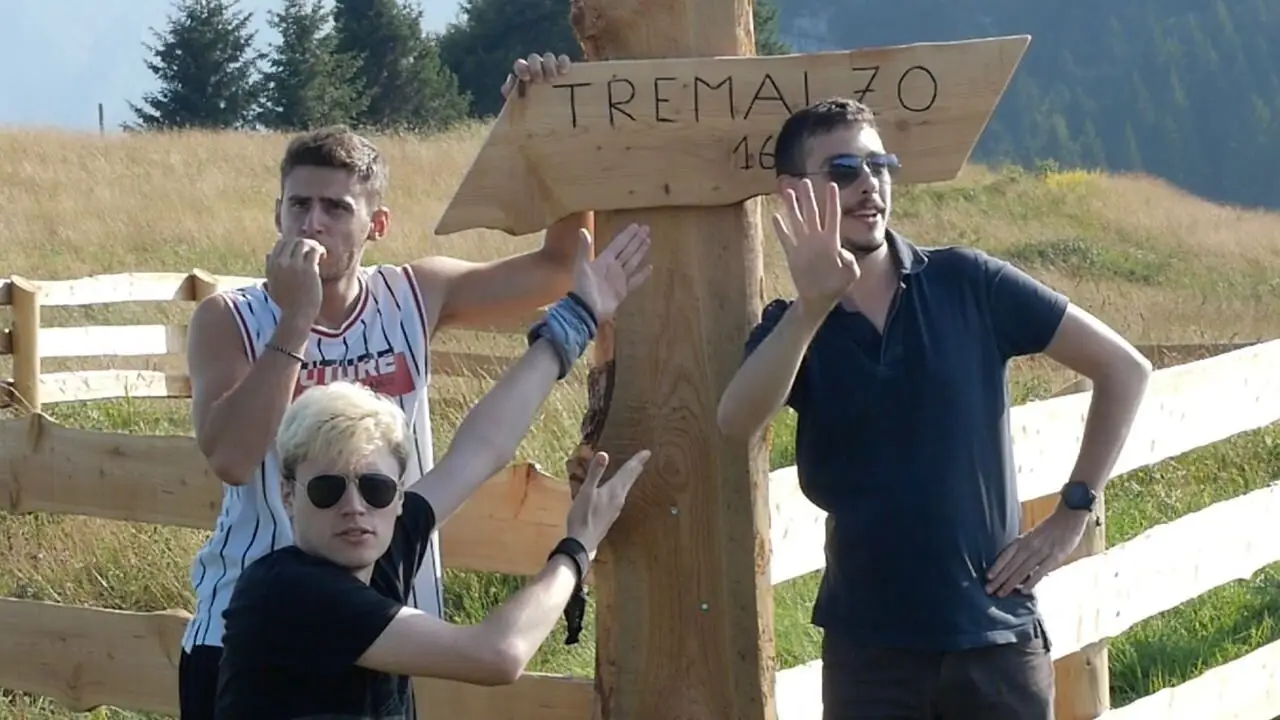 I tre di 3 Man's Tour davanti al cartello del Tremalzo