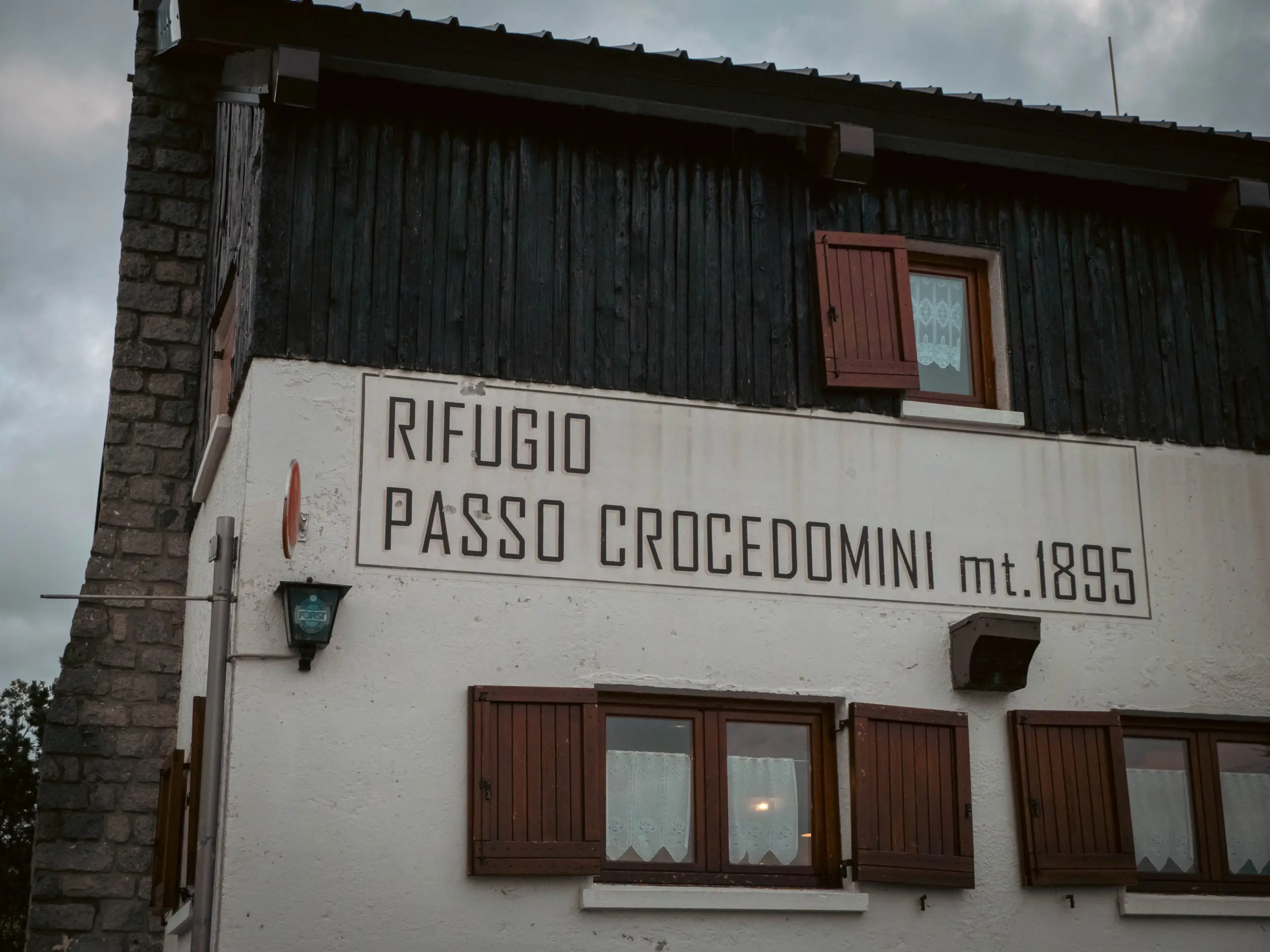 Il rifugio sul Passo Crocedomini, sulla strada che sale da Bagolino